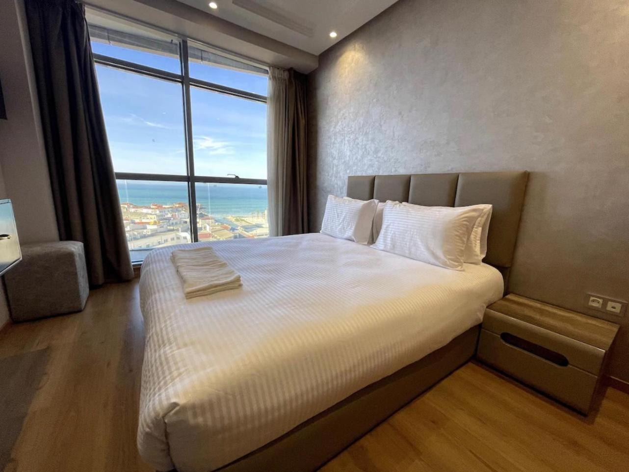 Seafront 2 Bedrooms Flat Tánger